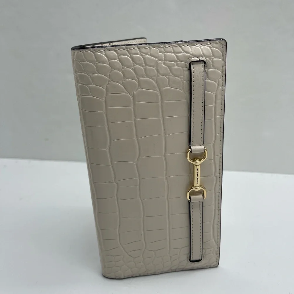 MICHAEL KORS Carson Large Crocodile Embossed Bifold Snap Wallet
Light Cream
NWT - Picture 6 of 16